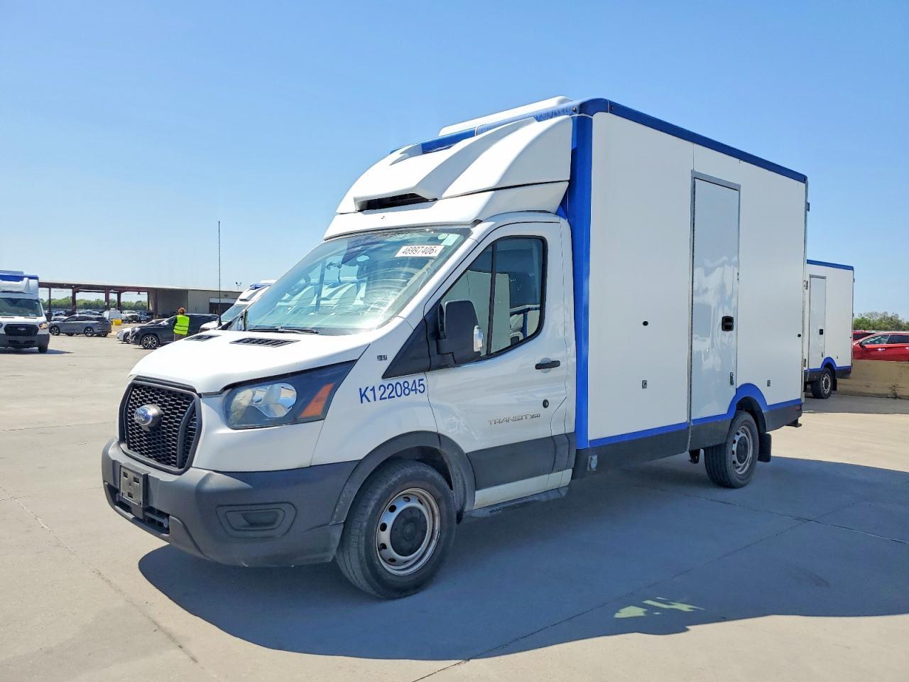 2022 Ford Transit Delivery Truck - Фото 2