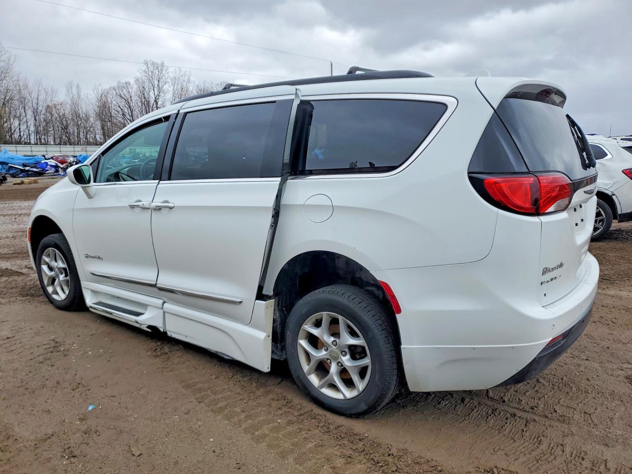 2017 Chrysler Pacifica Touring L - Фото 2