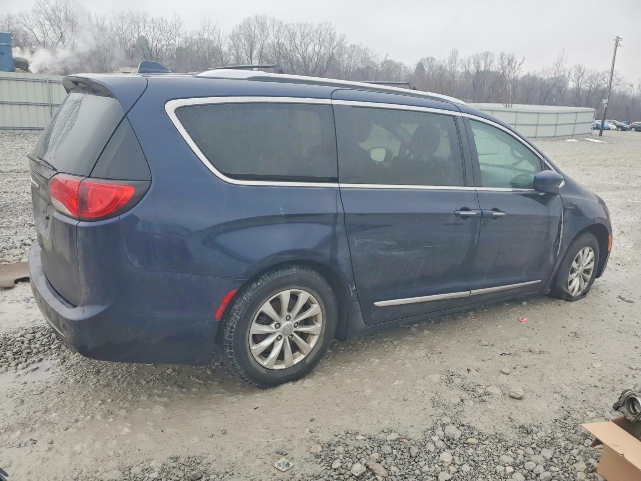 2019 Chrysler Pacifica Touring L - Image 3