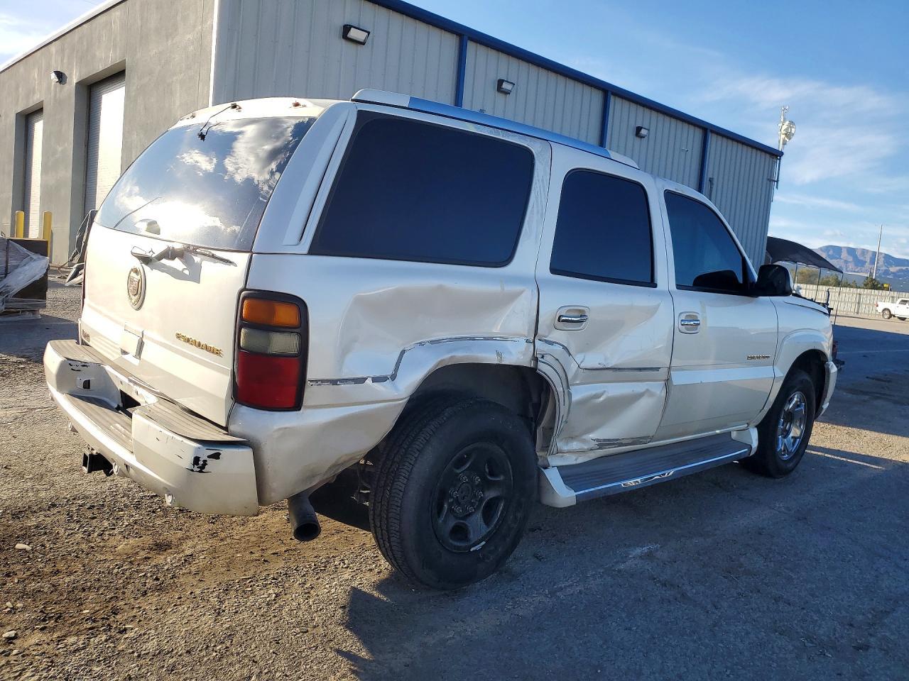 2005 Cadillac Escalade Luxury - Image 3