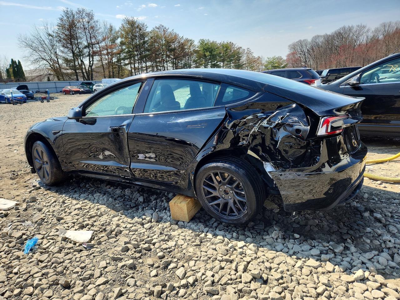 2025 Tesla Model 3 - Фото 2