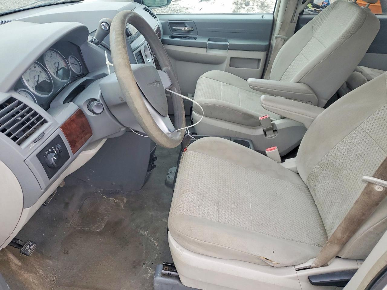 2010 Chrysler Town & Country - Image 7