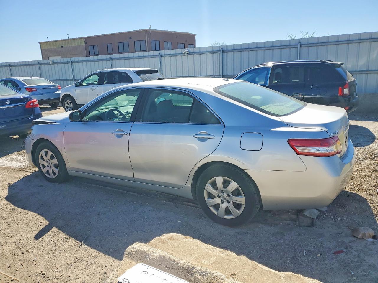2010 Toyota Camry Le - Фото 2