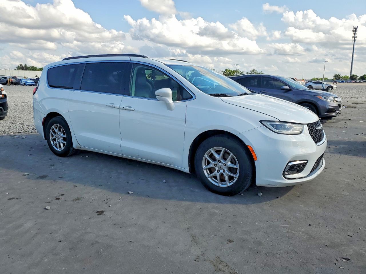 2022 Chrysler Pacifica Touring L - Image 4