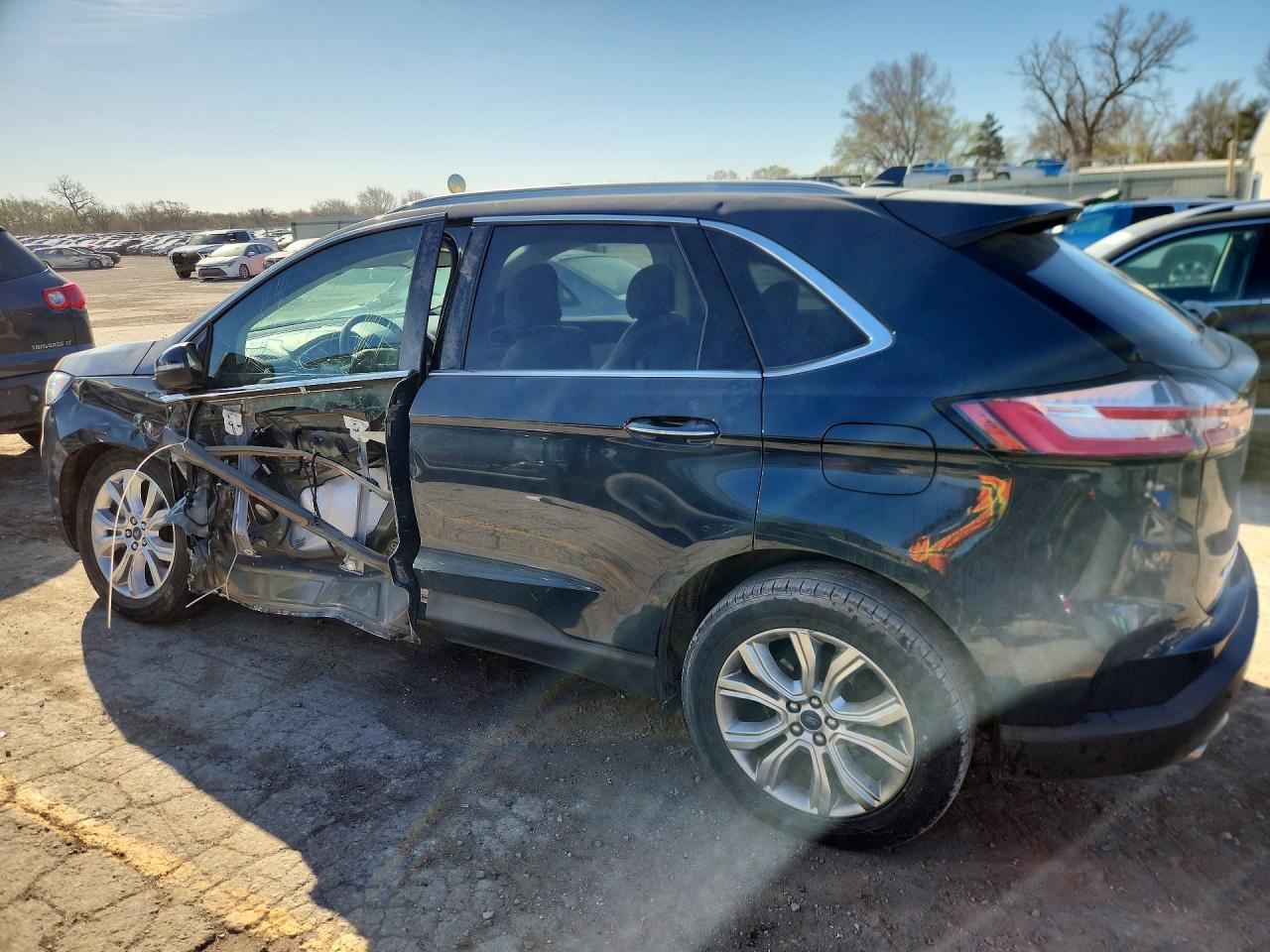 2019 Ford Edge Titanium - Image 2