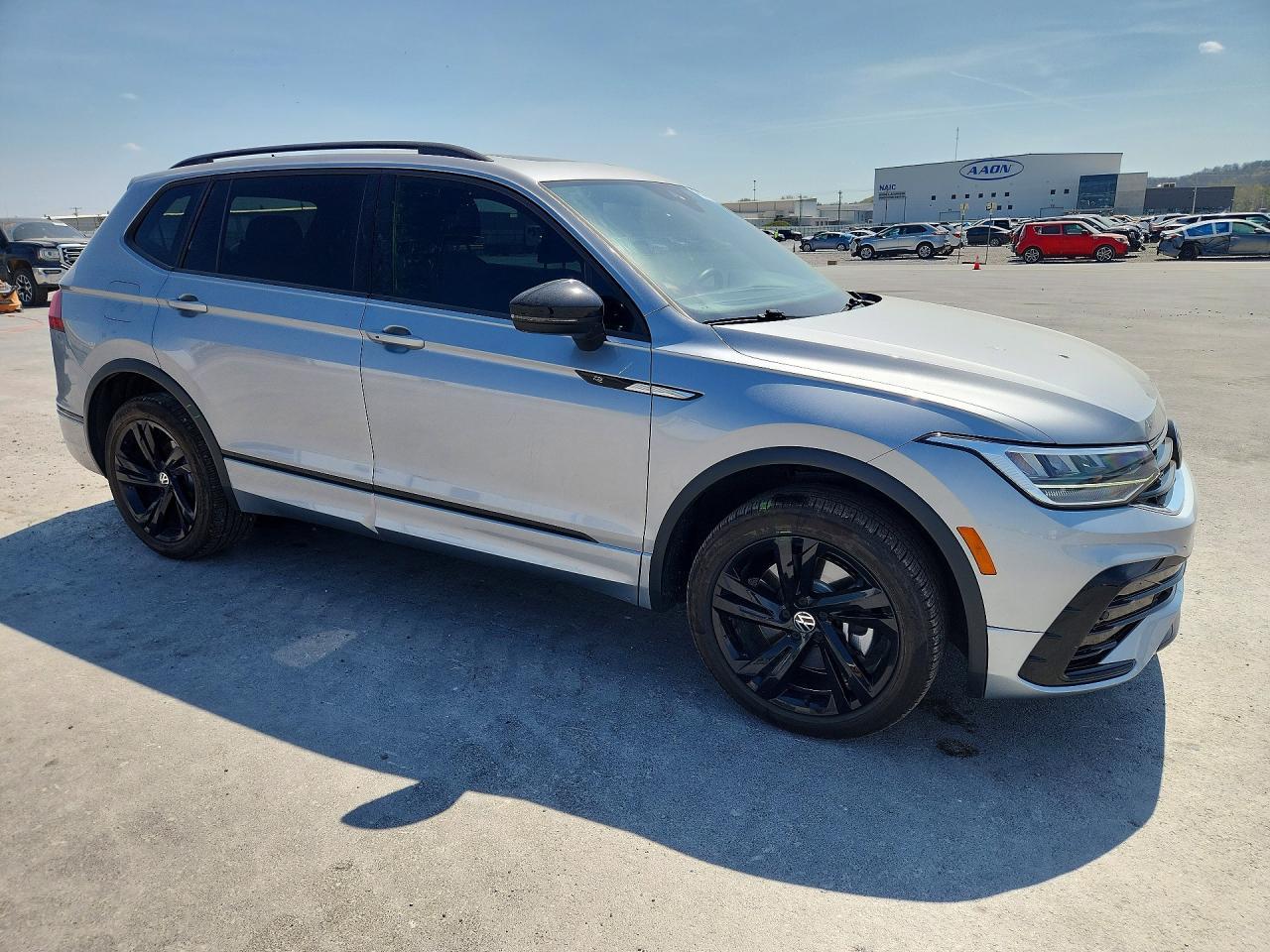 2023 Volkswagen Tiguan Se R-Line Black - Image 4
