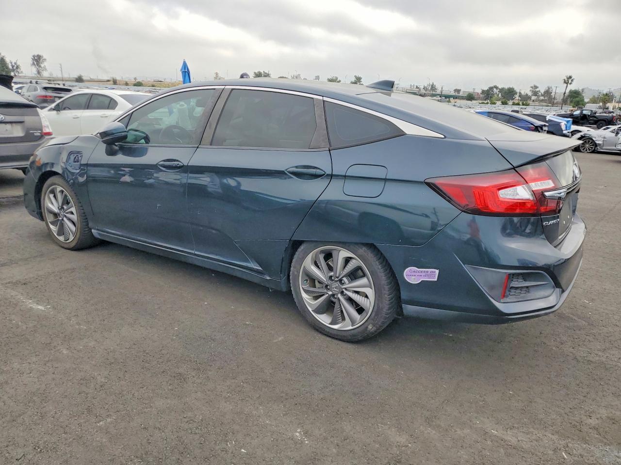 2018 Honda Clarity Touring - Image 2