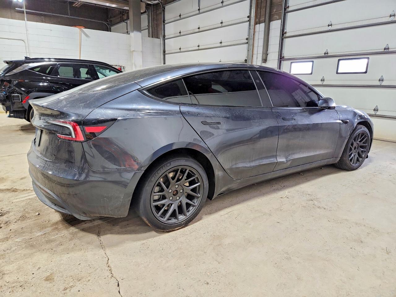 2025 Tesla Model 3 - Фото 3