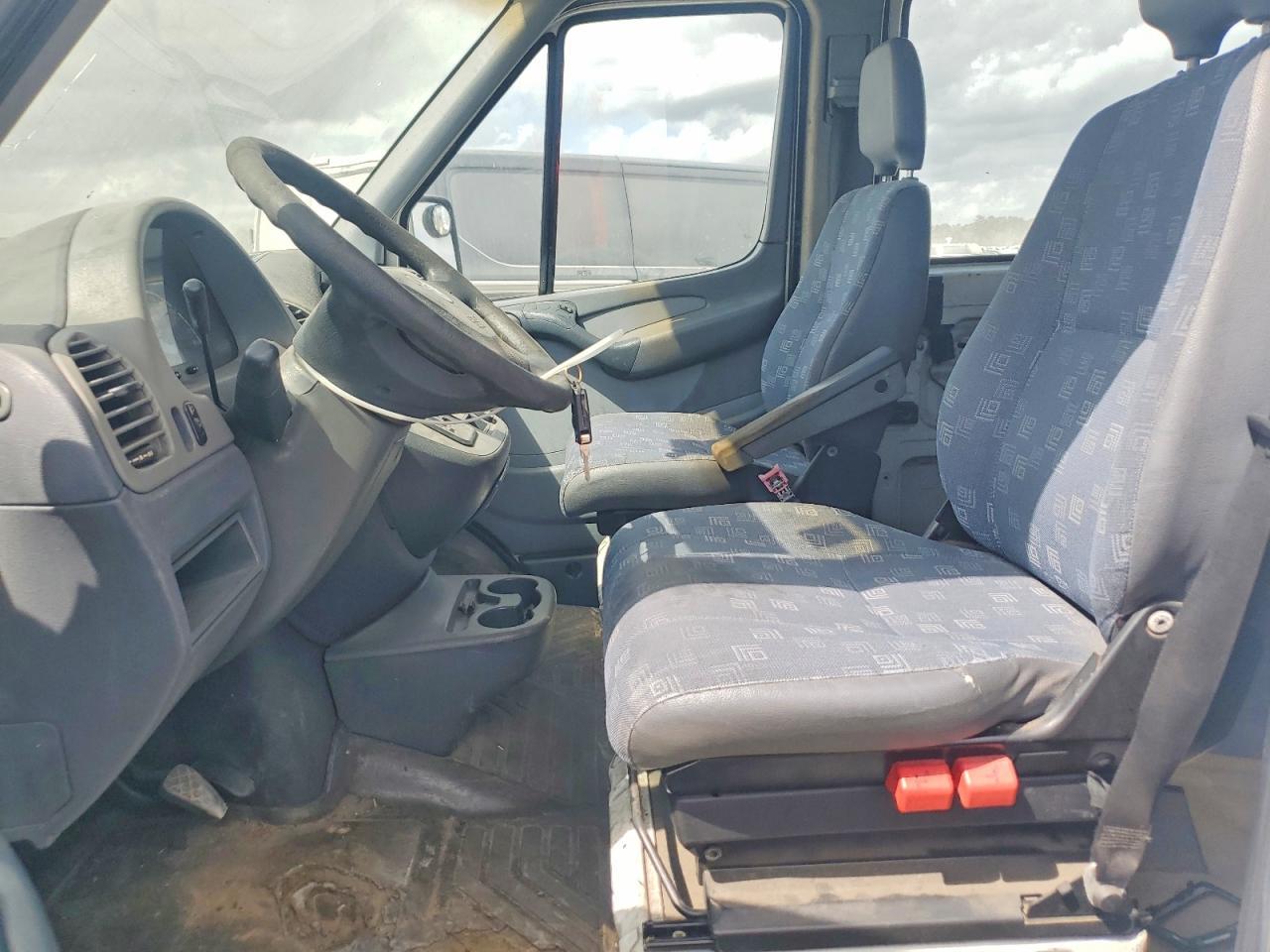 2006 Dodge Sprinter 2500 Delivery Van - Image 7