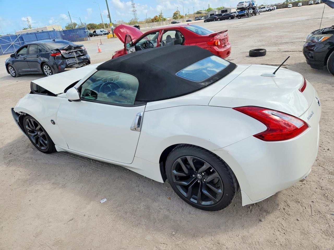 2017 Nissan 370Z Roadster - Фото 2