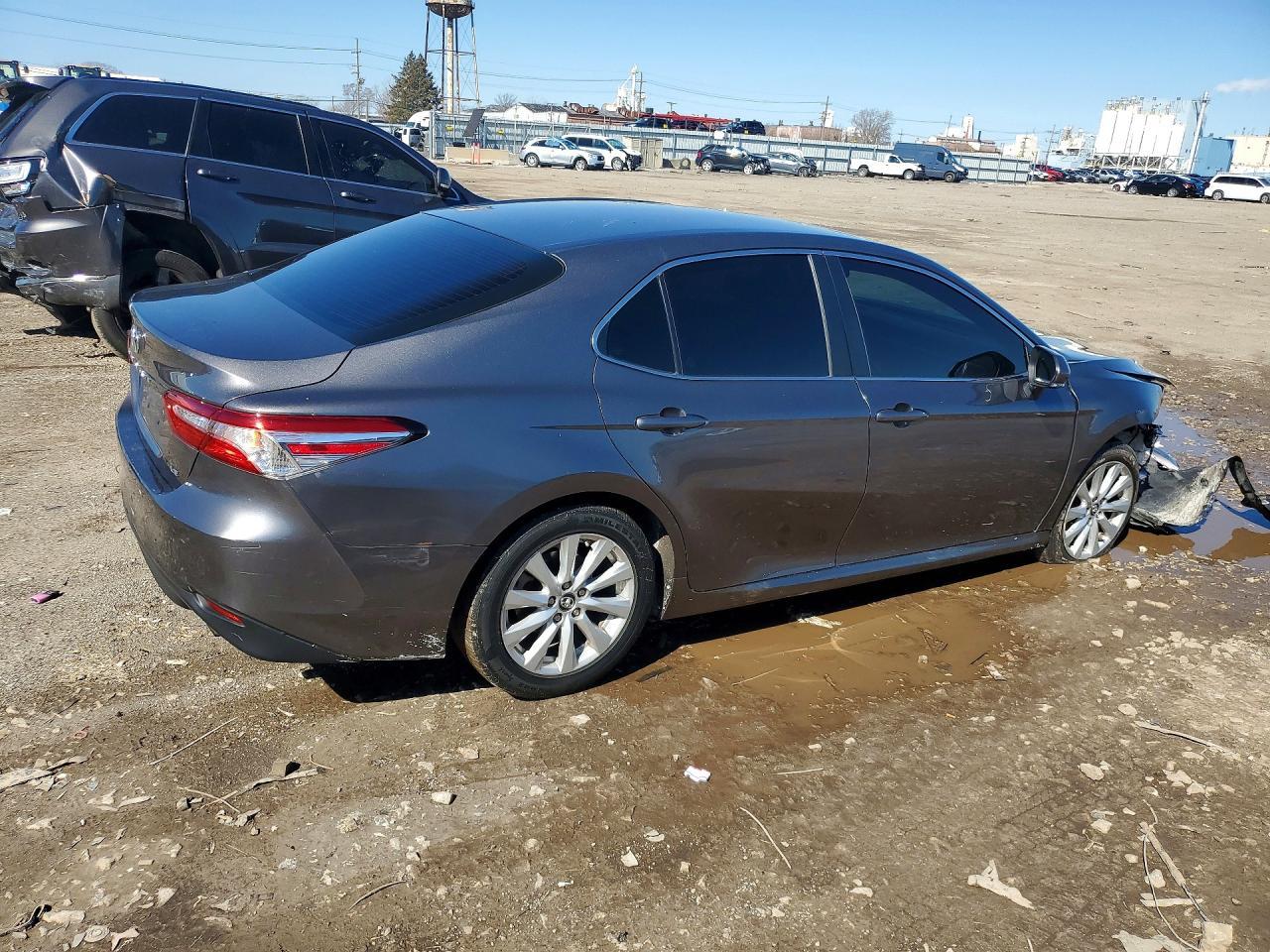 2018 Toyota Camry Le - Фото 3