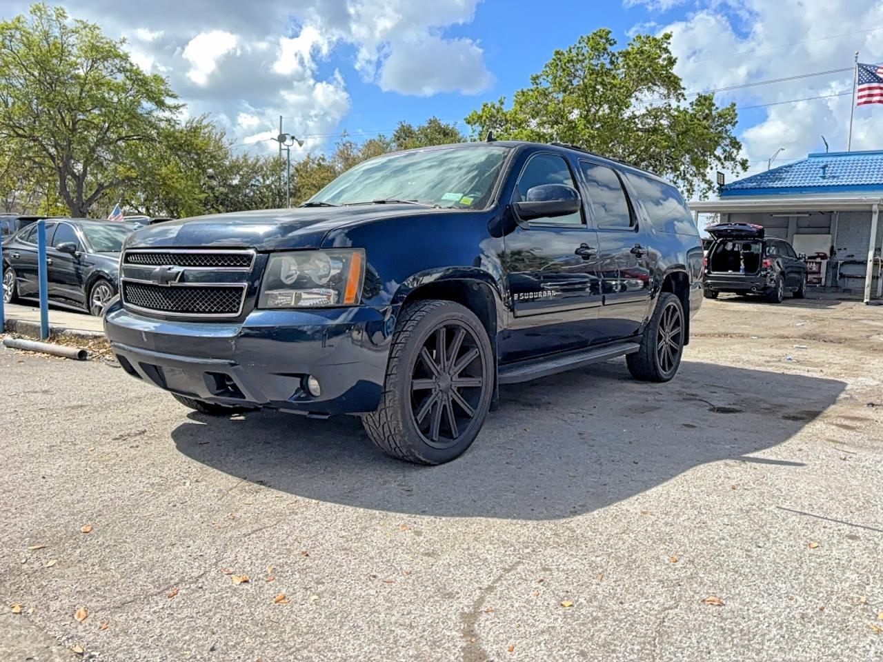 2007 Chevrolet Suburban K1500 - Image 2