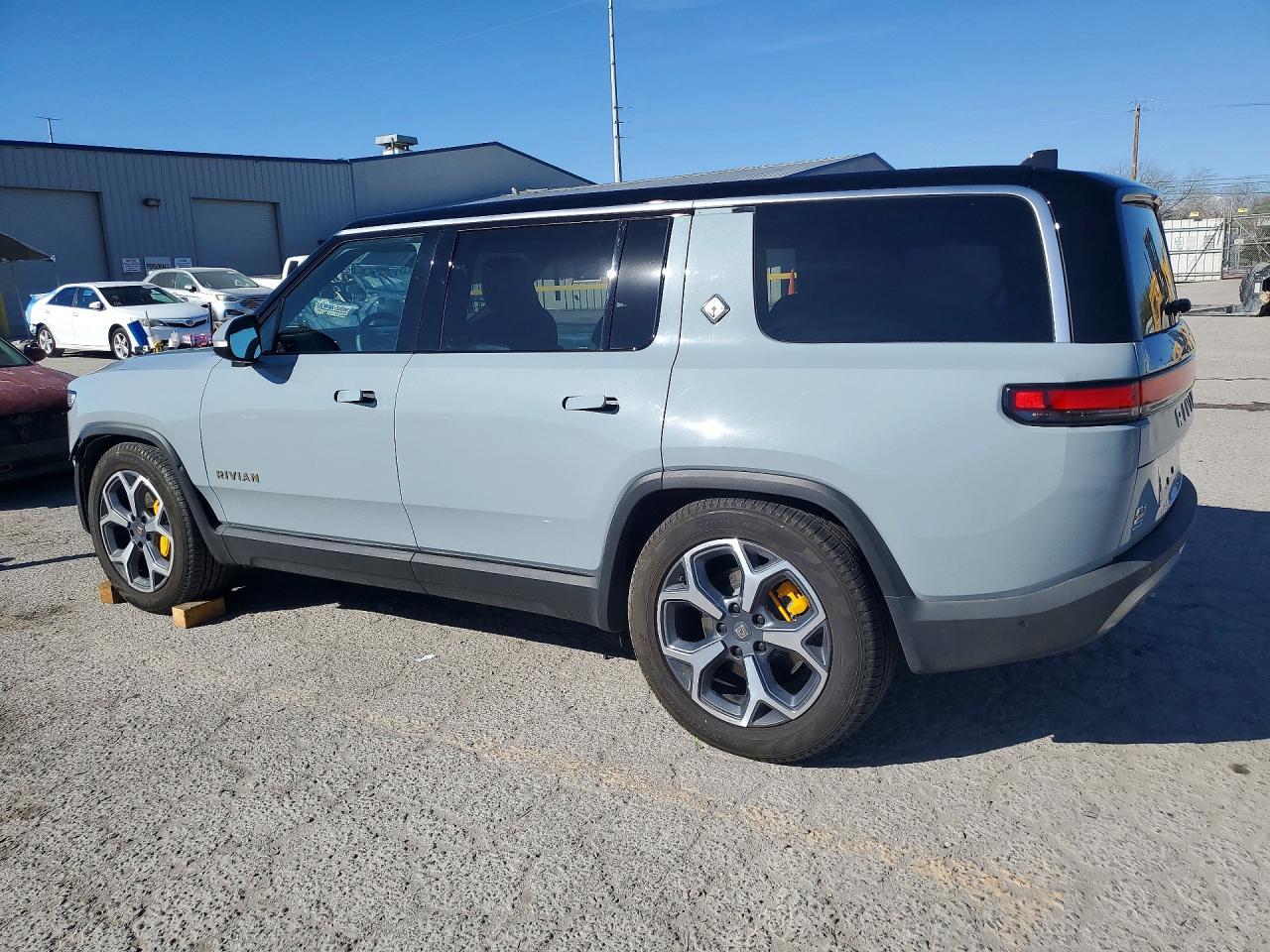 2024 Rivian R1S Adventure - Фото 2