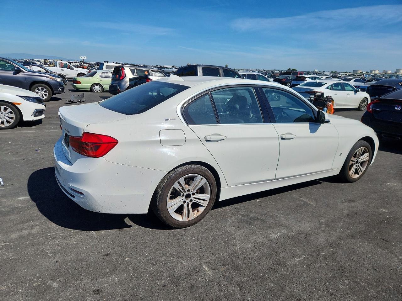 2018 BMW 330E - Фото 3