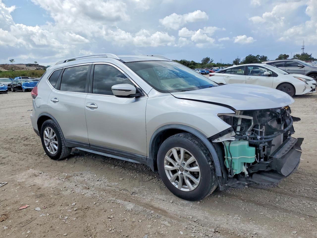 2019 Nissan Rogue S - Фото 4