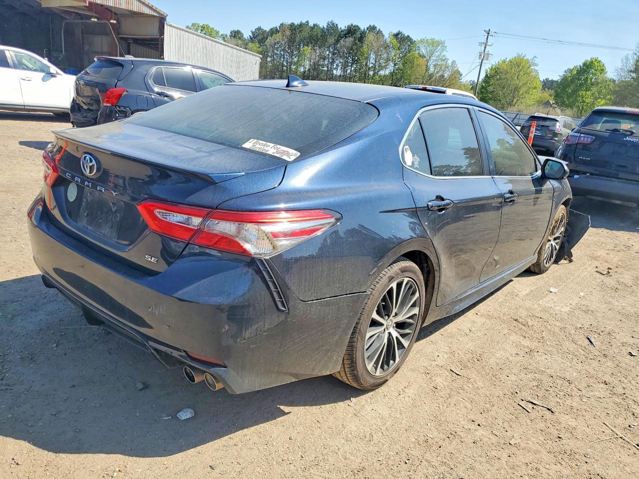 2019 Toyota Camry Se - Фото 3