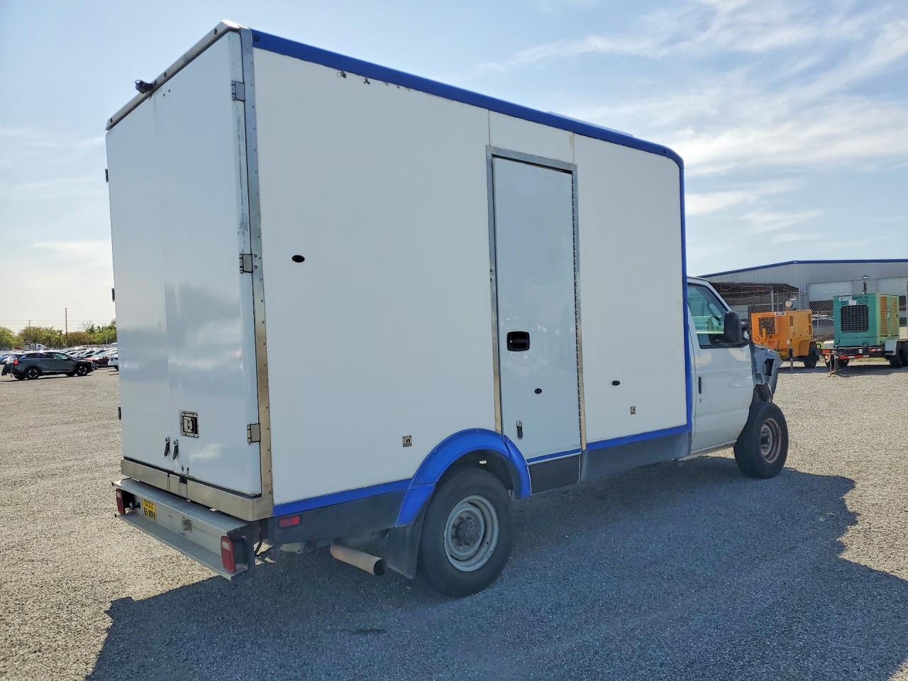 2023 Ford E350 Refrigerated Box Truck - Фото 3