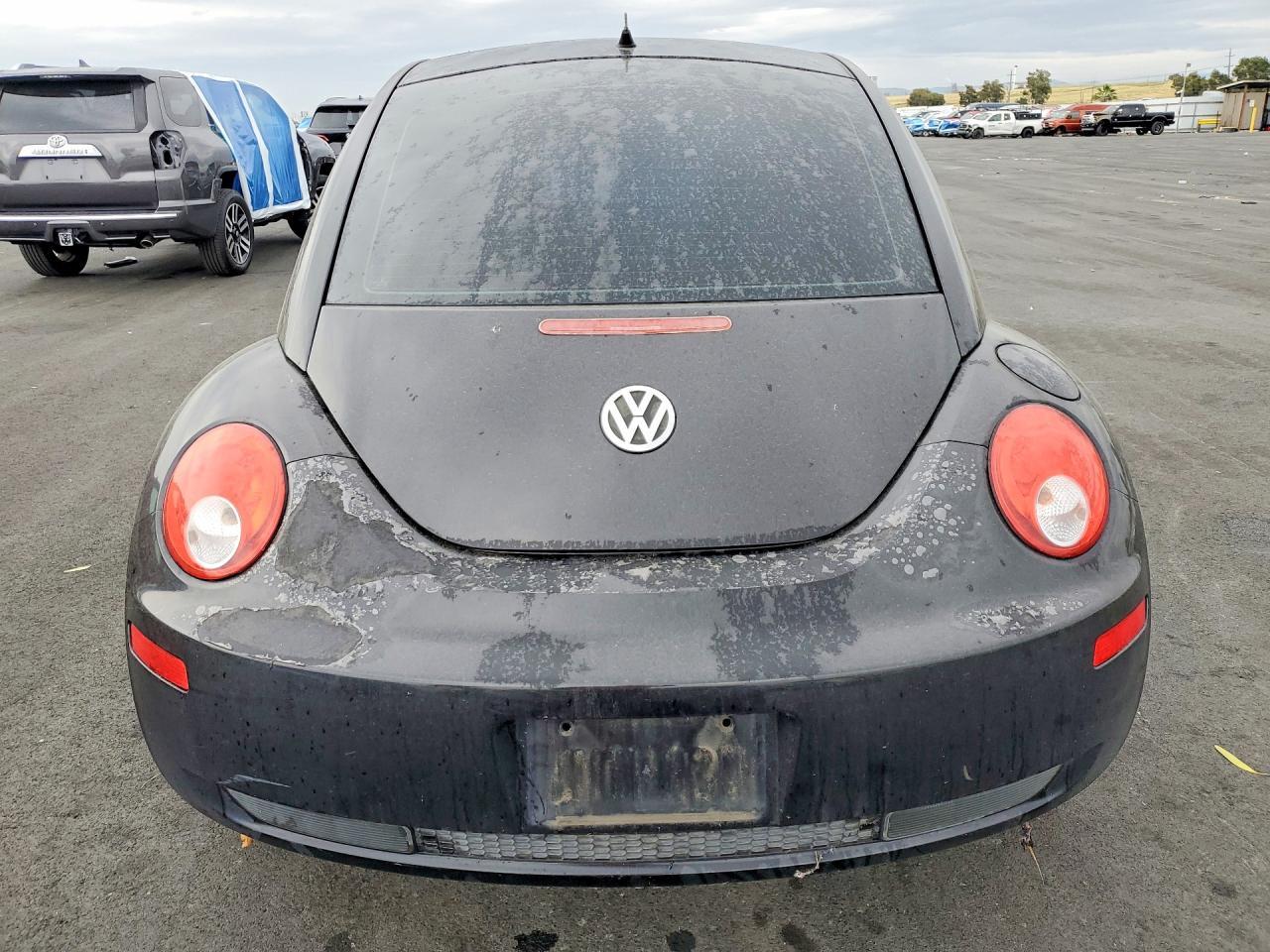 2010 Volkswagen New Beetle - Image 6