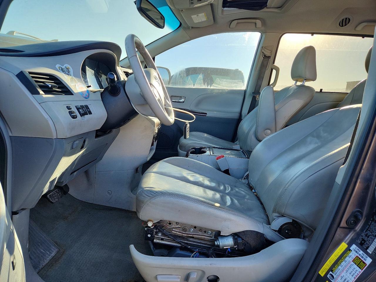 2012 Toyota Sienna Xle 8-Passenger - Image 7