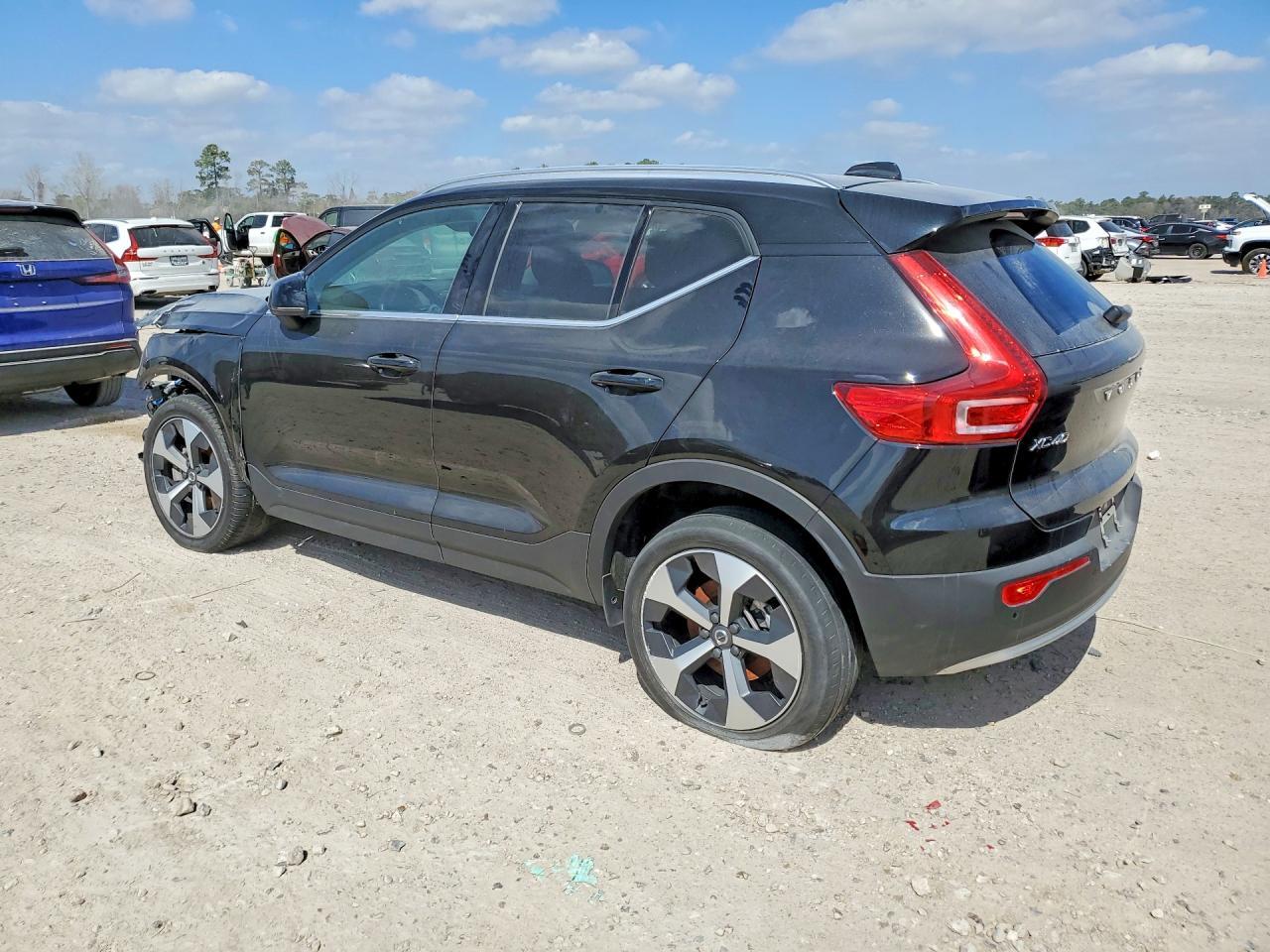 2025 Volvo Xc40 Core - Фото 2