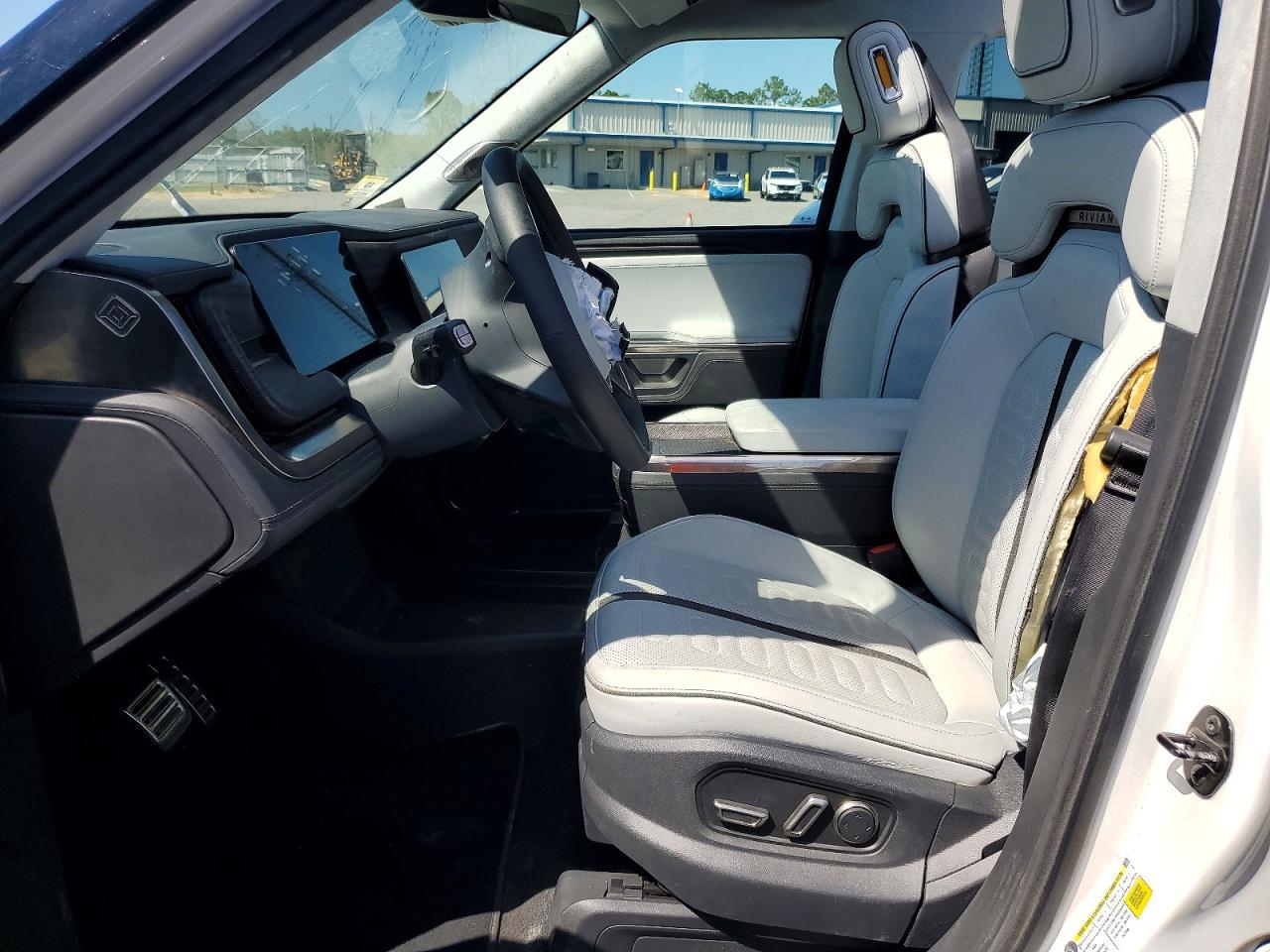 2023 Rivian R1S Adventure - Фото 7