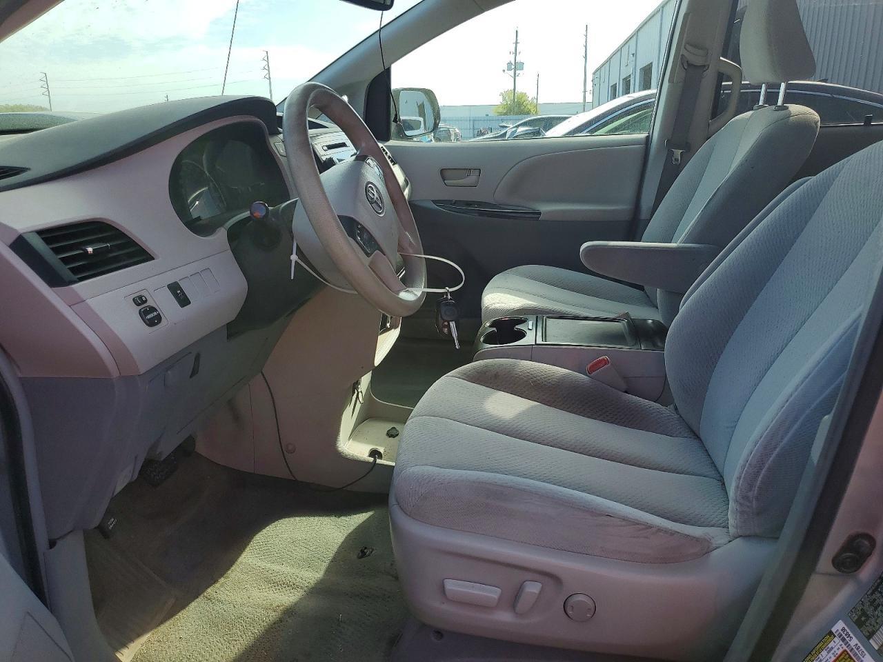 2014 Toyota Sienna Le 8-Passenger - Image 7