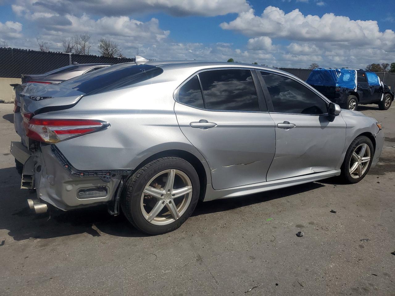 2020 Toyota Camry Se - Фото 3