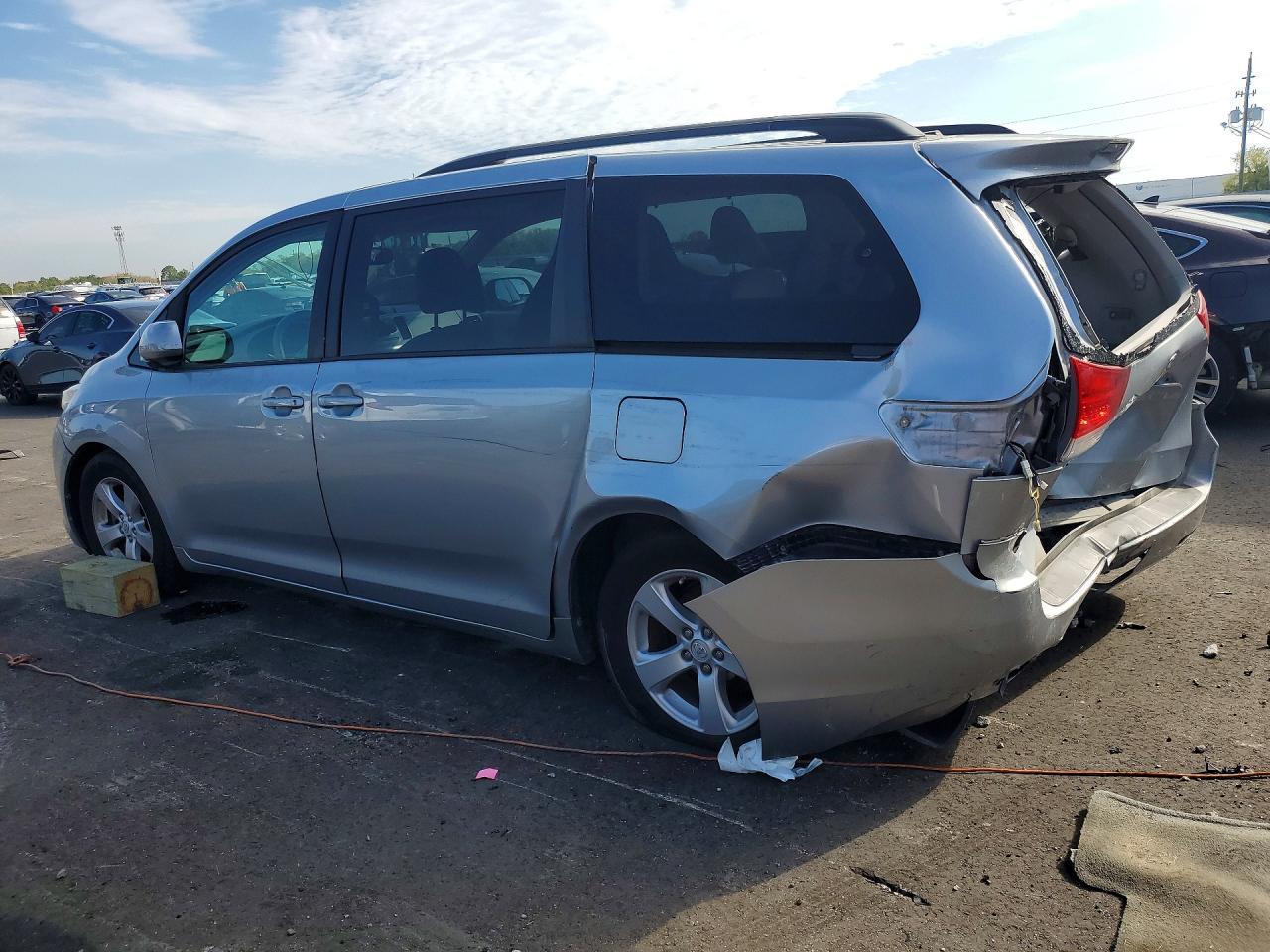 2014 Toyota Sienna Le 8-Passenger - Image 2