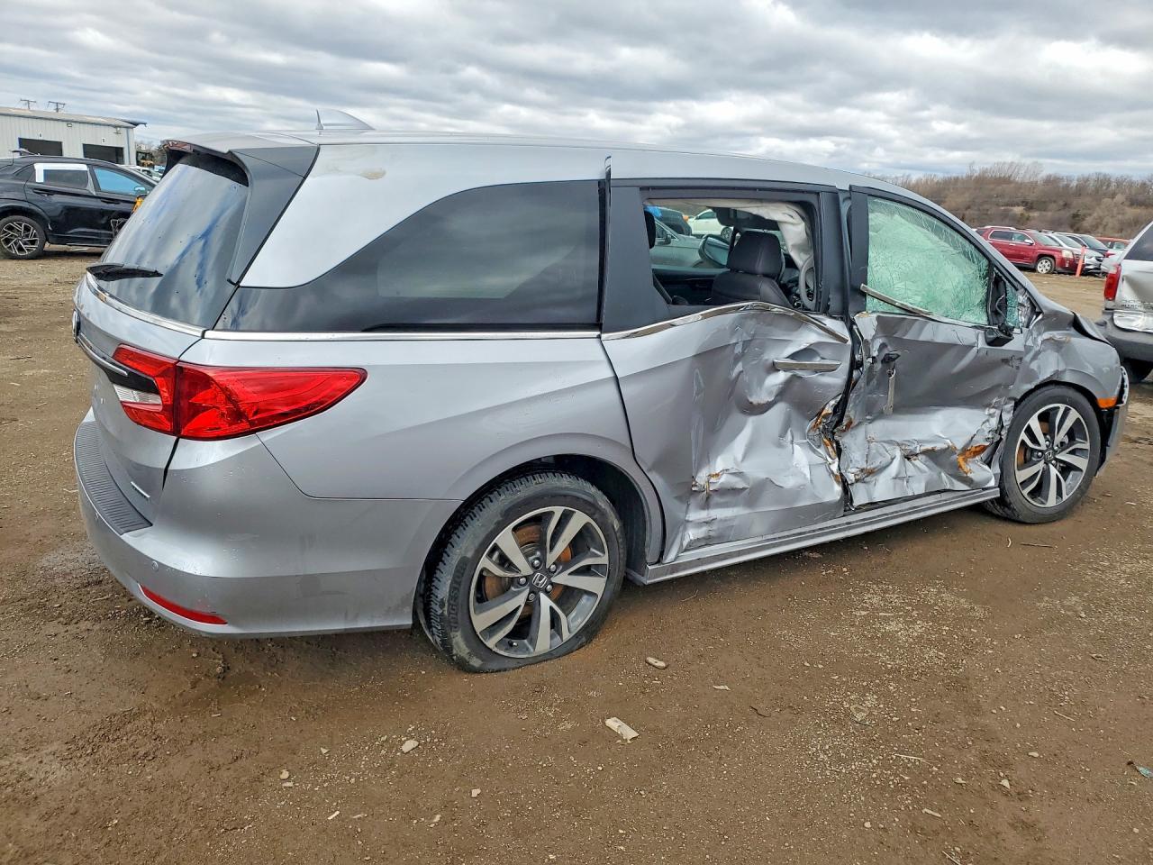 2023 Honda Odyssey Touring - Фото 3