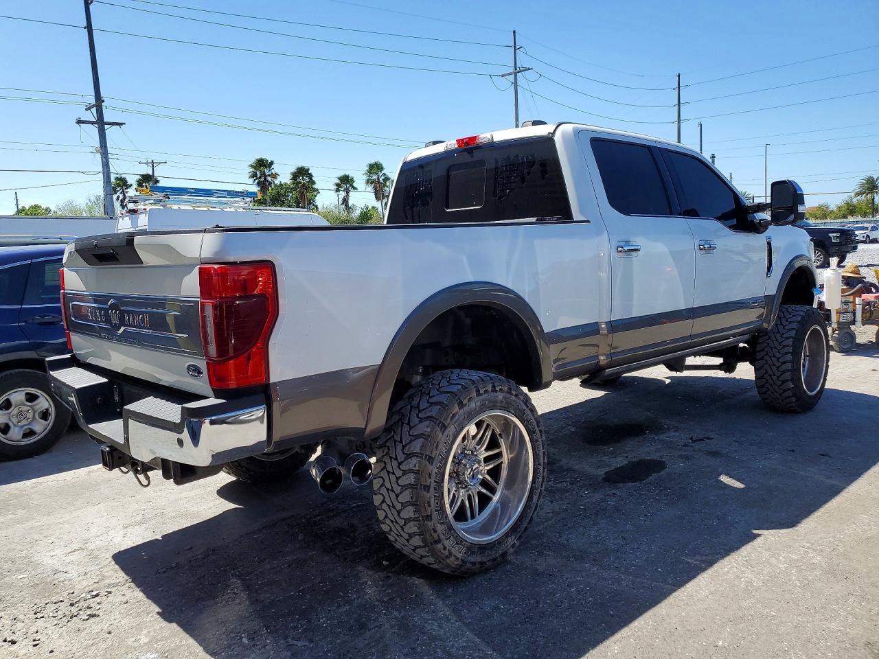 2022 Ford F350 Super Duty - Фото 3