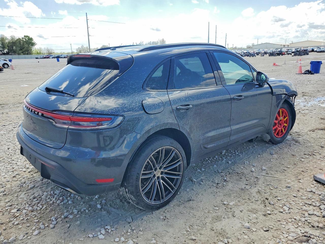2025 Porsche Macan Base - Фото 3