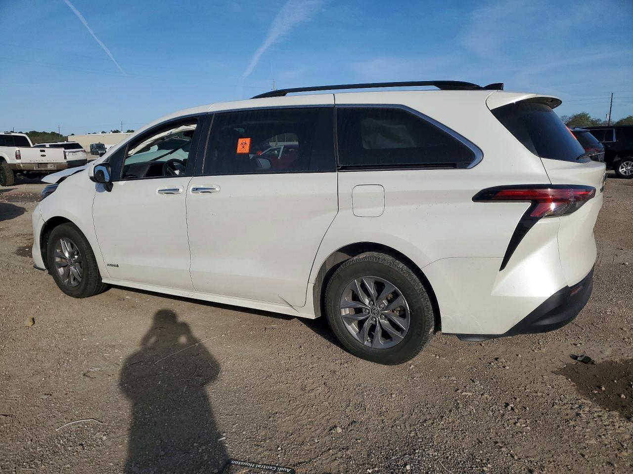 2021 Toyota Sienna Xle 8-Passenger - Image 2