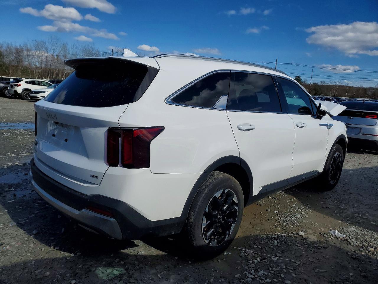 2025 Kia Sorento S - Image 3