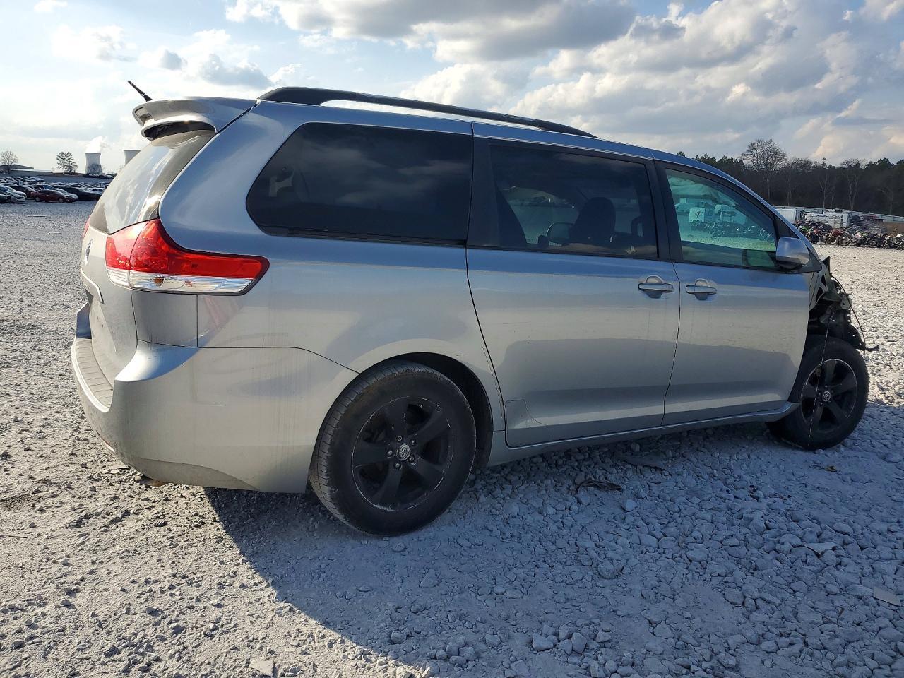 2011 Toyota Sienna - Image 3