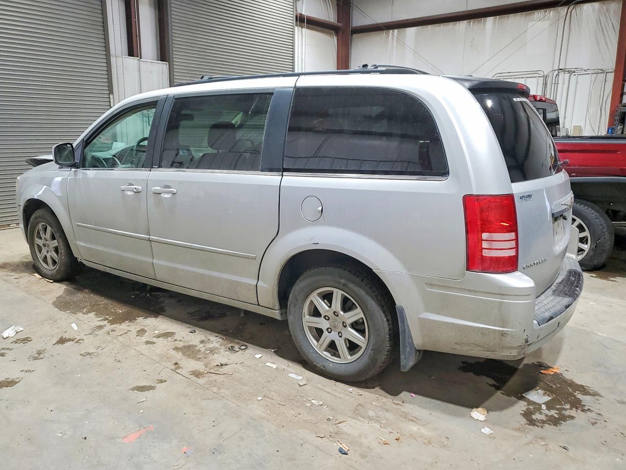 2010 Chrysler Town & Country Touring - Фото 2