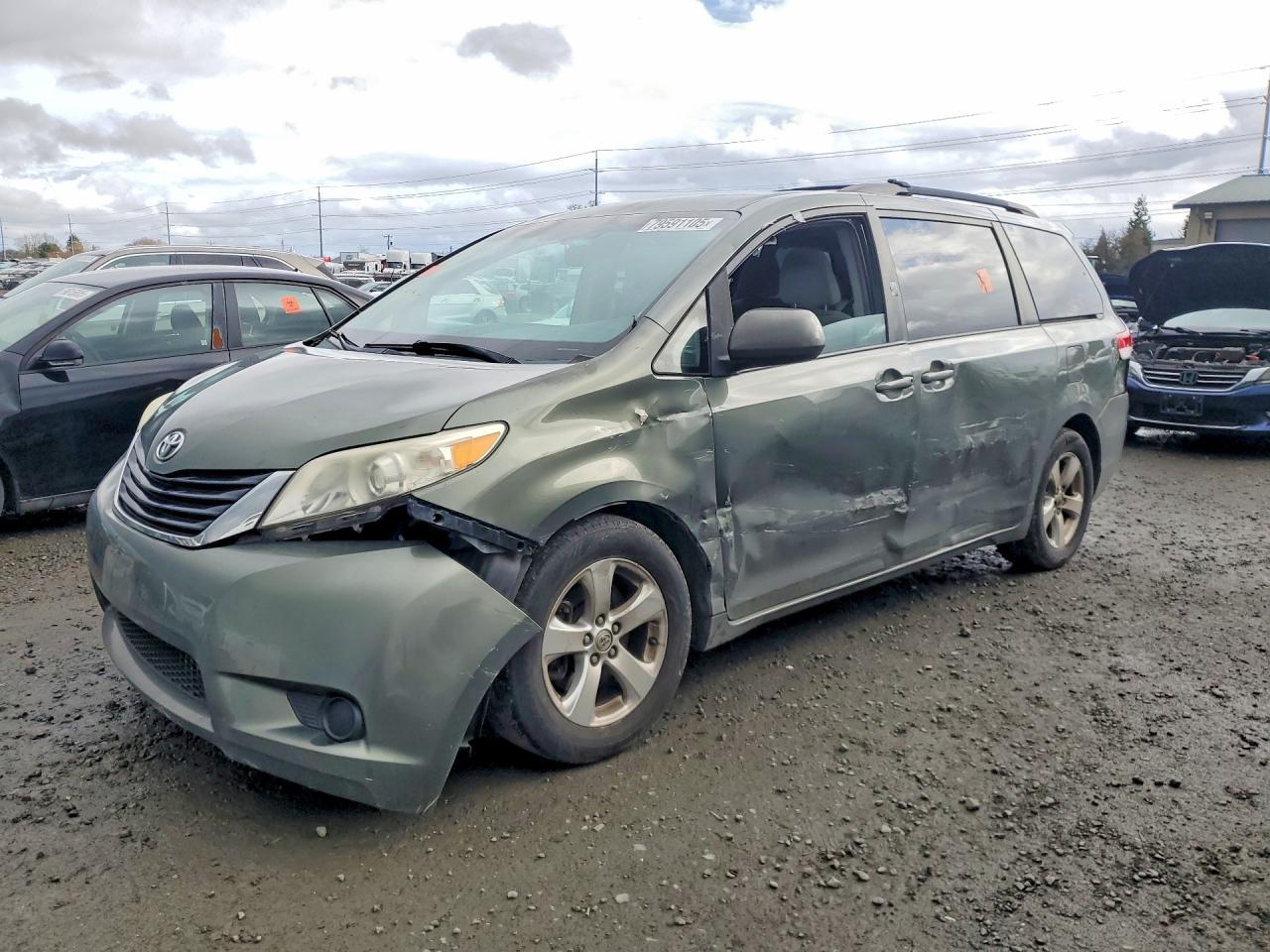 2013 Toyota Sienna Le 8-Passenger