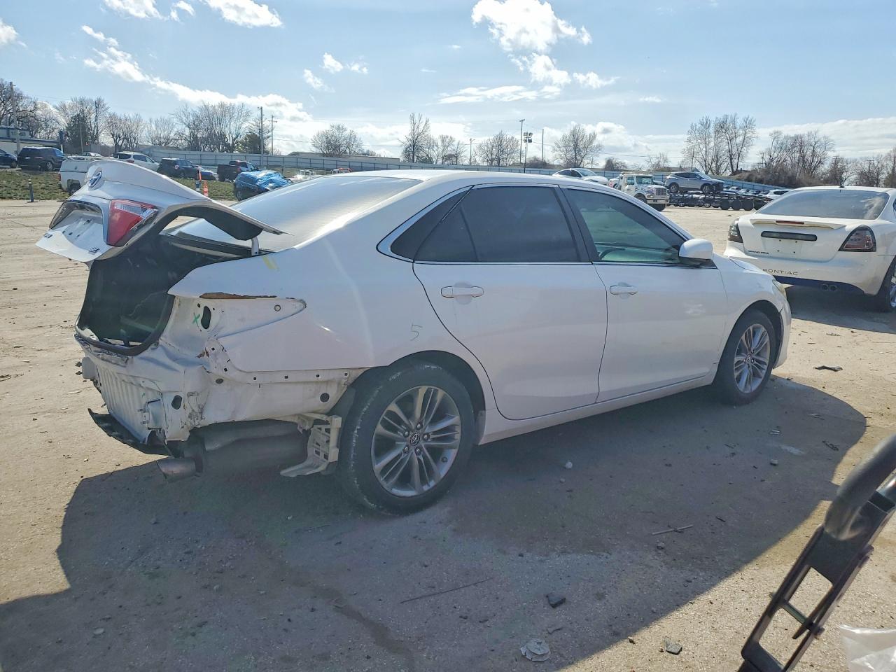 2016 Toyota Camry Se - Фото 3