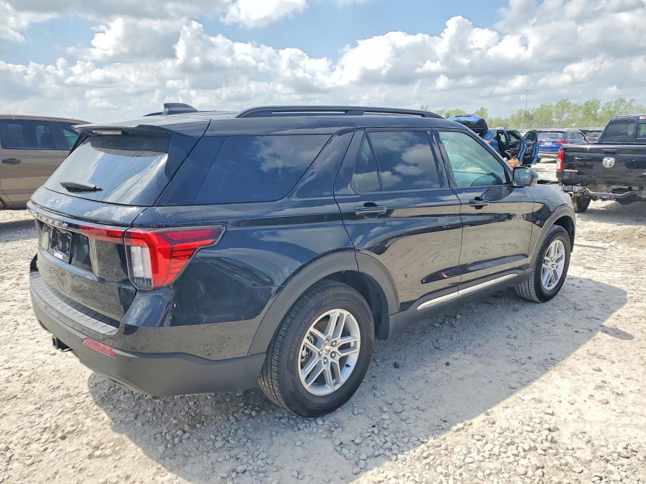 2025 Ford Explorer Active - Image 3