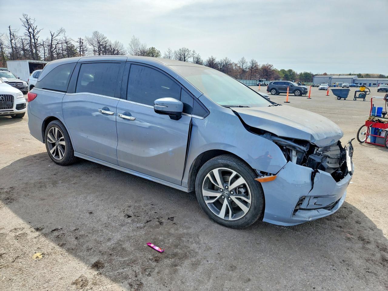 2023 Honda Odyssey Touring - Image 4