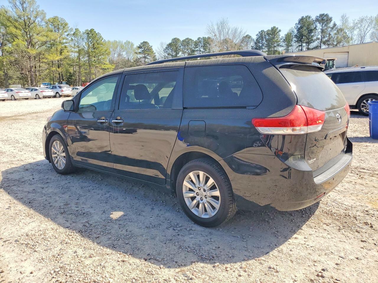2014 Toyota Sienna Xle 7-Passenger - Image 2