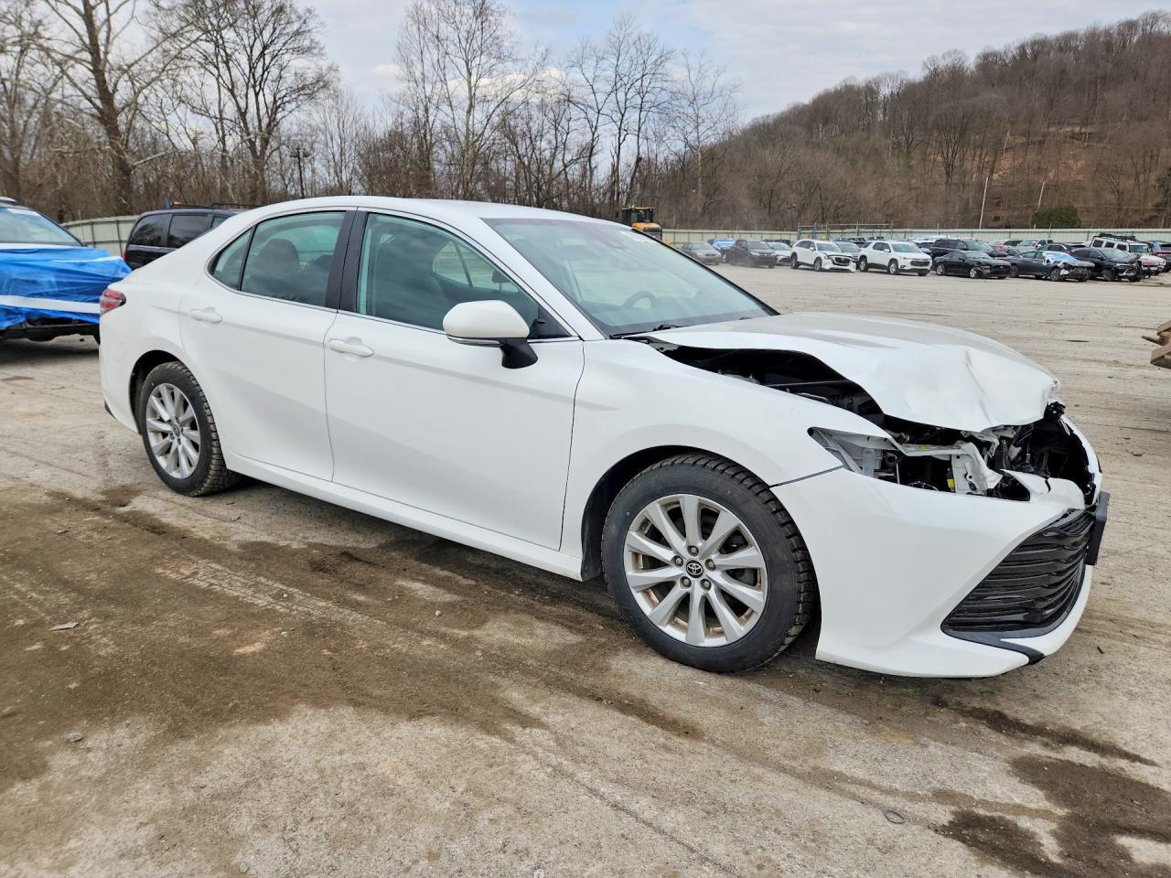 2020 Toyota Camry Le - Фото 4