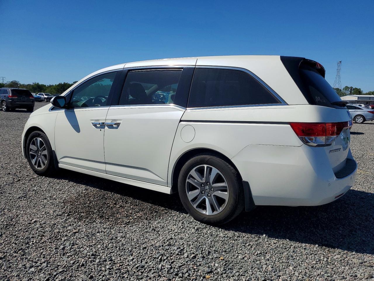 2016 Honda Odyssey Touring - Image 2