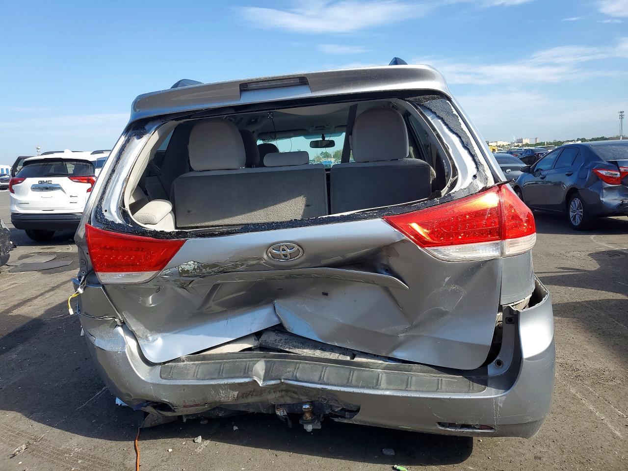 2014 Toyota Sienna Le 8-Passenger - Image 6