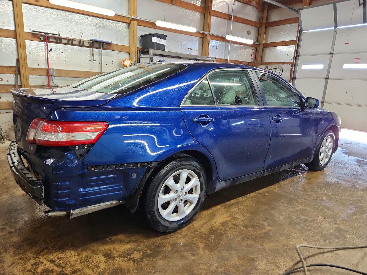 2011 Toyota Camry Le - Фото 3