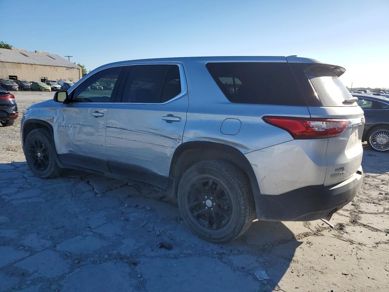 2021 Chevrolet Traverse Ls - Фото 2