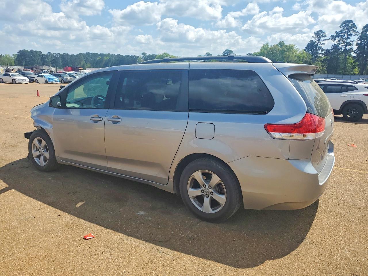 2011 Toyota Sienna Le 8-Passenger - Фото 2