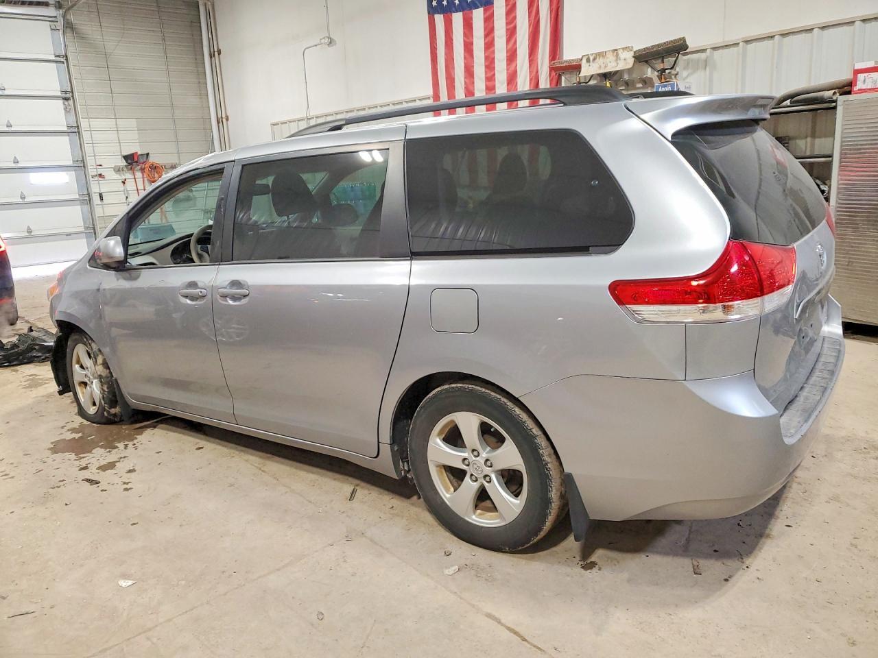 2014 Toyota Sienna Le 8-Passenger - Image 2