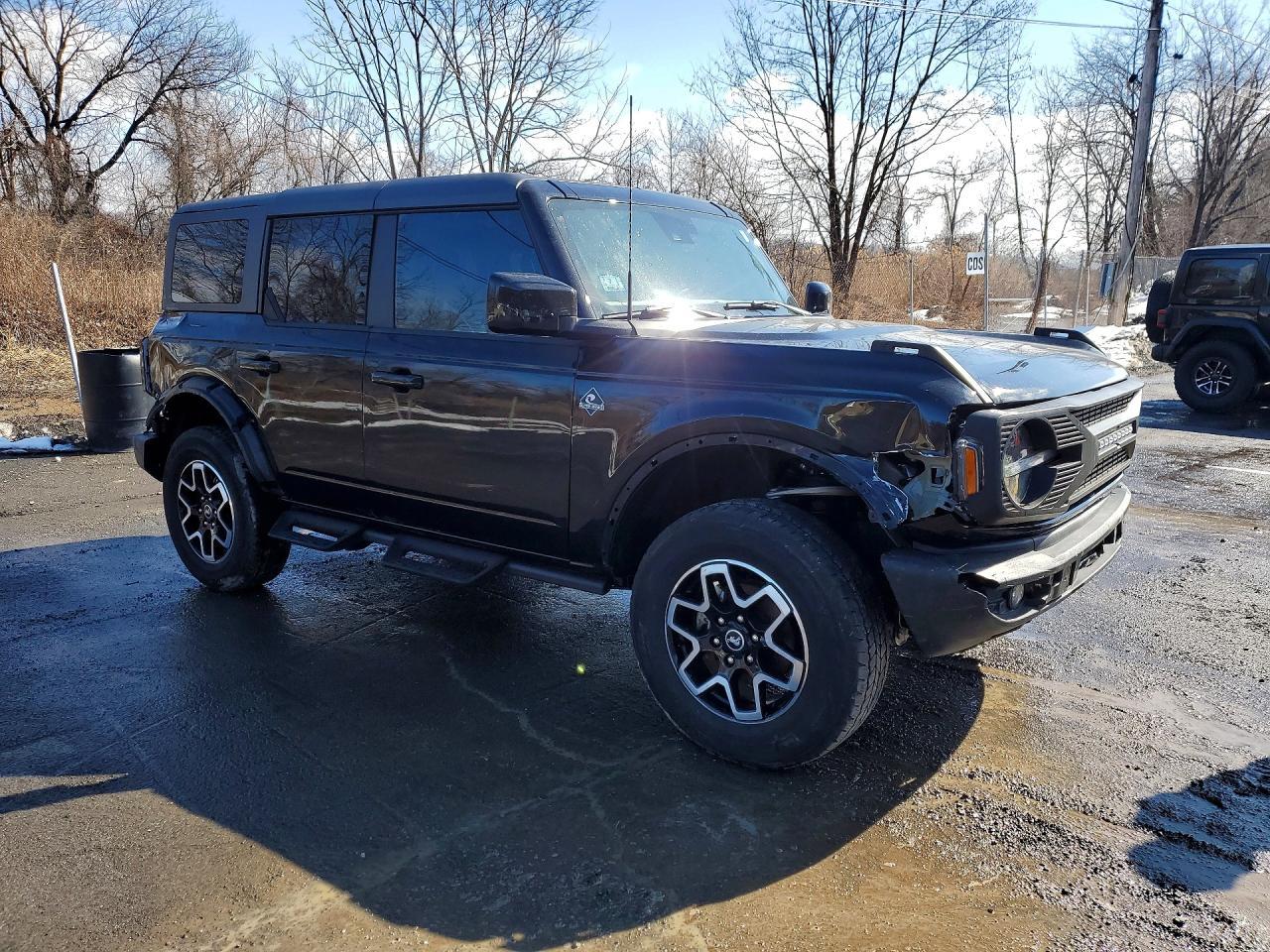 2024 Ford Bronco Outer Banks - Image 4
