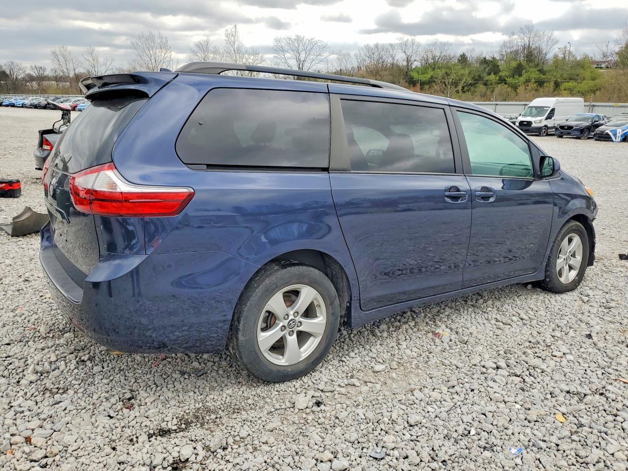 2018 Toyota Sienna Le 8-Passenger - Фото 3
