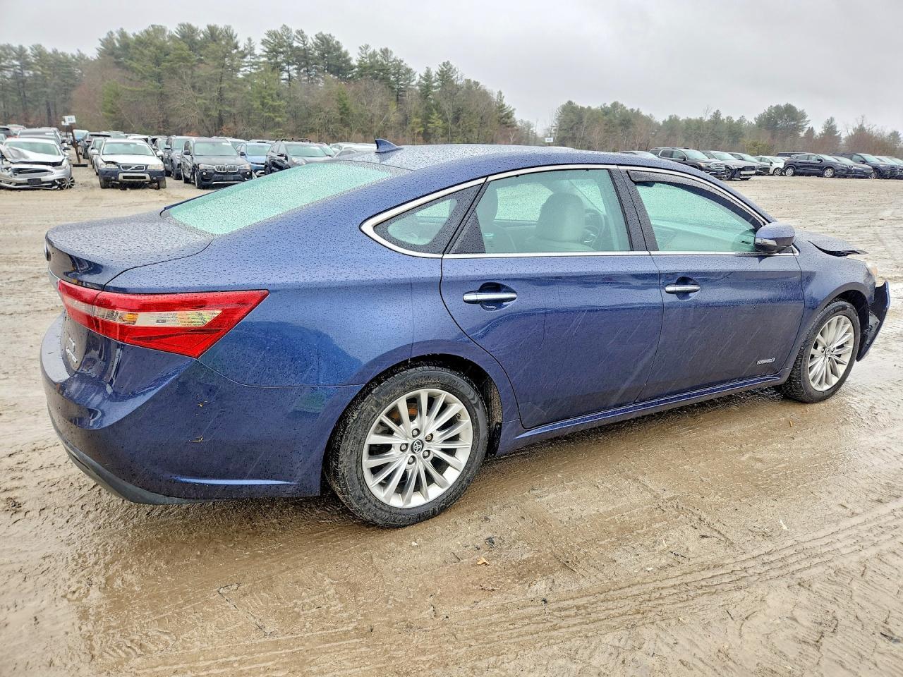 2017 Toyota Avalon Hybrid Limited - Image 3